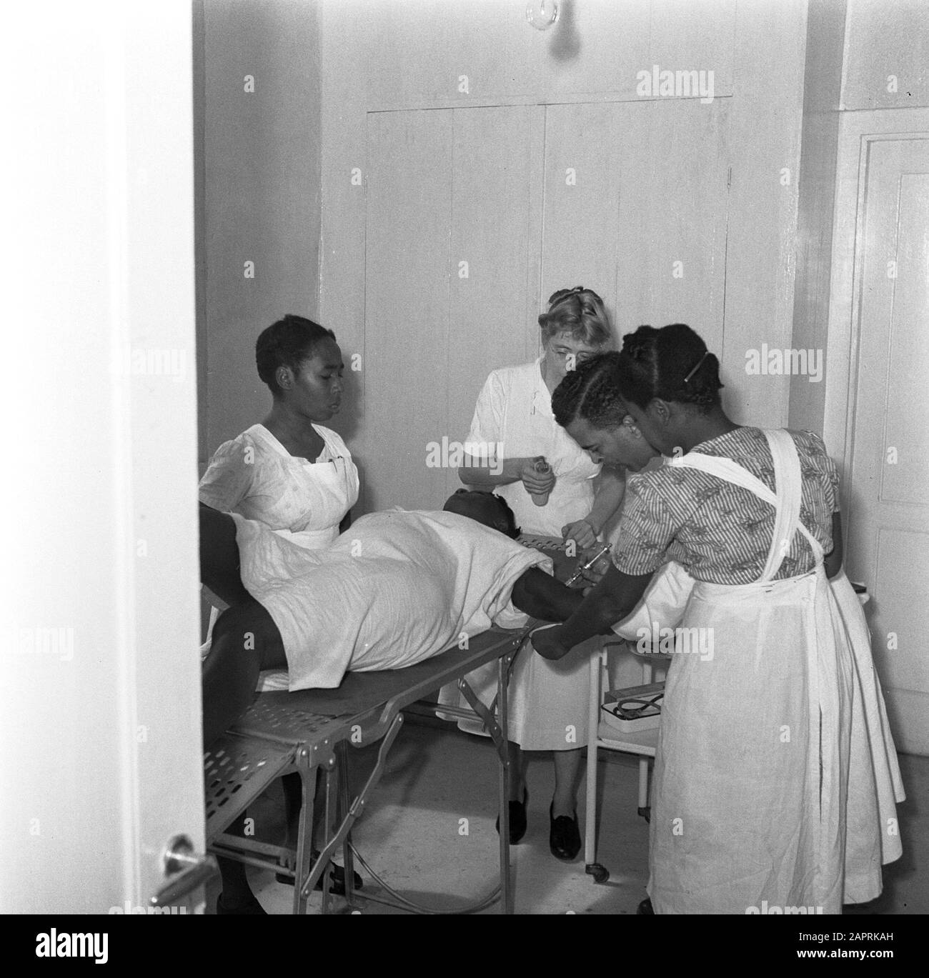 Reisen nach Suriname und zu den niederländischen Antillen Dokter Duurvoort gibt eine Narkosegie-Injektion im Krankenhaus "Prinzessin Juliana" in der Kabelstation Datum: 1947 Ort: Kabelstation, Suriname Schlüsselwörter: Ärzte, Patienten, Krankenschwestern, Krankenhäuser Personenname: Duurvoort, [.] Stockfoto