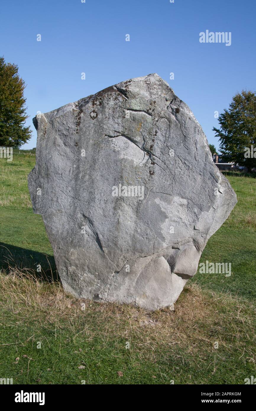 Ein Stein am neolithischen Henge Monument in Avebury, Wiltshire, Großbritannien. Stockfoto