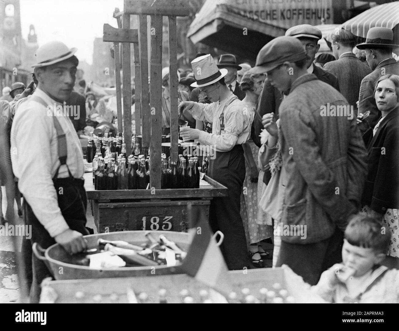 Queen's Day in Amsterdam Trinkt Verkäufer am Damrak Datum: 31. August 1932 Ort: Amsterdam, Noord-Holland Schlüsselwörter: Getränke, Partys Stockfoto
