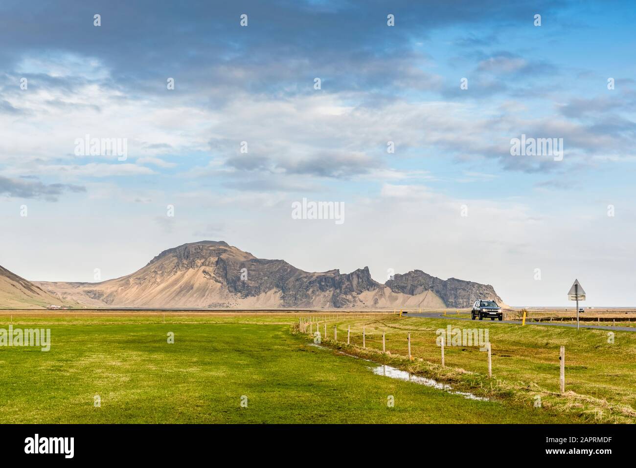 Fahrzeug auf der Straße in der Tiefebene; Island Stockfoto