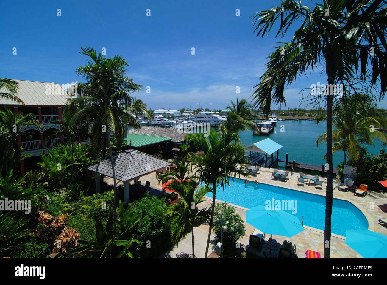 Zimmer mit Blick auf den Hafen von Freeport, Bahamas Stockfoto