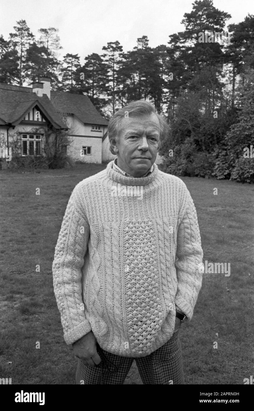 Peter Barkworth englischer Schauspieler in einem Film in den Home Counties während eines BBC-Fernsehfilms. 1976, 1970ER, UK HOMER SYKES Stockfoto