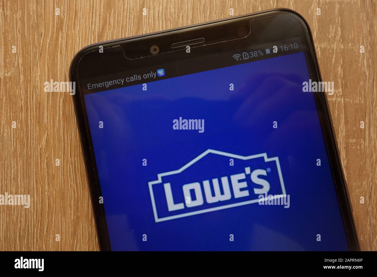 Das Logo von Lowe wird auf einem modernen Smartphone angezeigt Stockfoto