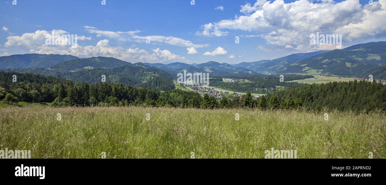 Panorama-Aufnahme einer schönen Landschaft in Slowenien unter der Himmel mit reinen weißen Wolken Stockfoto