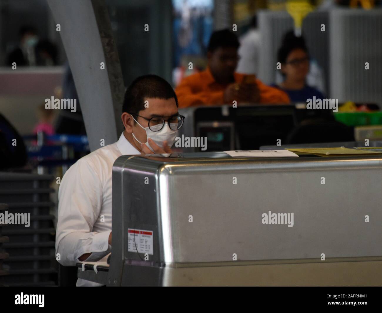 Bangkok, Thailand. Januar 2020. 2019-nCoV 2019 nCoV Coronavirus Corona Virus Outbreak in Südostasien. Personal und Passagiere tragen Masken, um vor Coronavirus, dem Flughafen Suvarnabhumi, Bangkok, Thailand zu schützen. Personal und Passagiere verstärken die Biosicherheitsmaßnahmen, indem sie Gesichtsmasken tragen, nachdem das Coronavirus bestätigte 26 Menschen getötet hat, und die Zahl der Fälle 1000 erreicht. Es kommt am Vorabend des chinesischen Neujahrs, als Millionen Menschen in ganz Südostasien traditionell nach Hause zurückkehren und so das Risiko einer Ausbreitung erhöhen. Kredit: Stephen Barnes/Alamy Live News Stockfoto