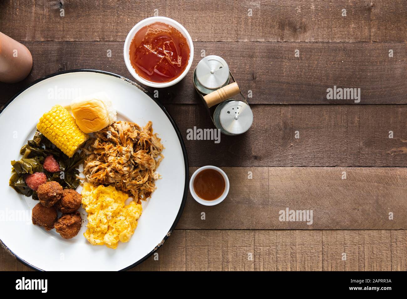 Südlicher BBQ-Teller mit Seiten und einem süßen Tee und Kopierer Stockfoto