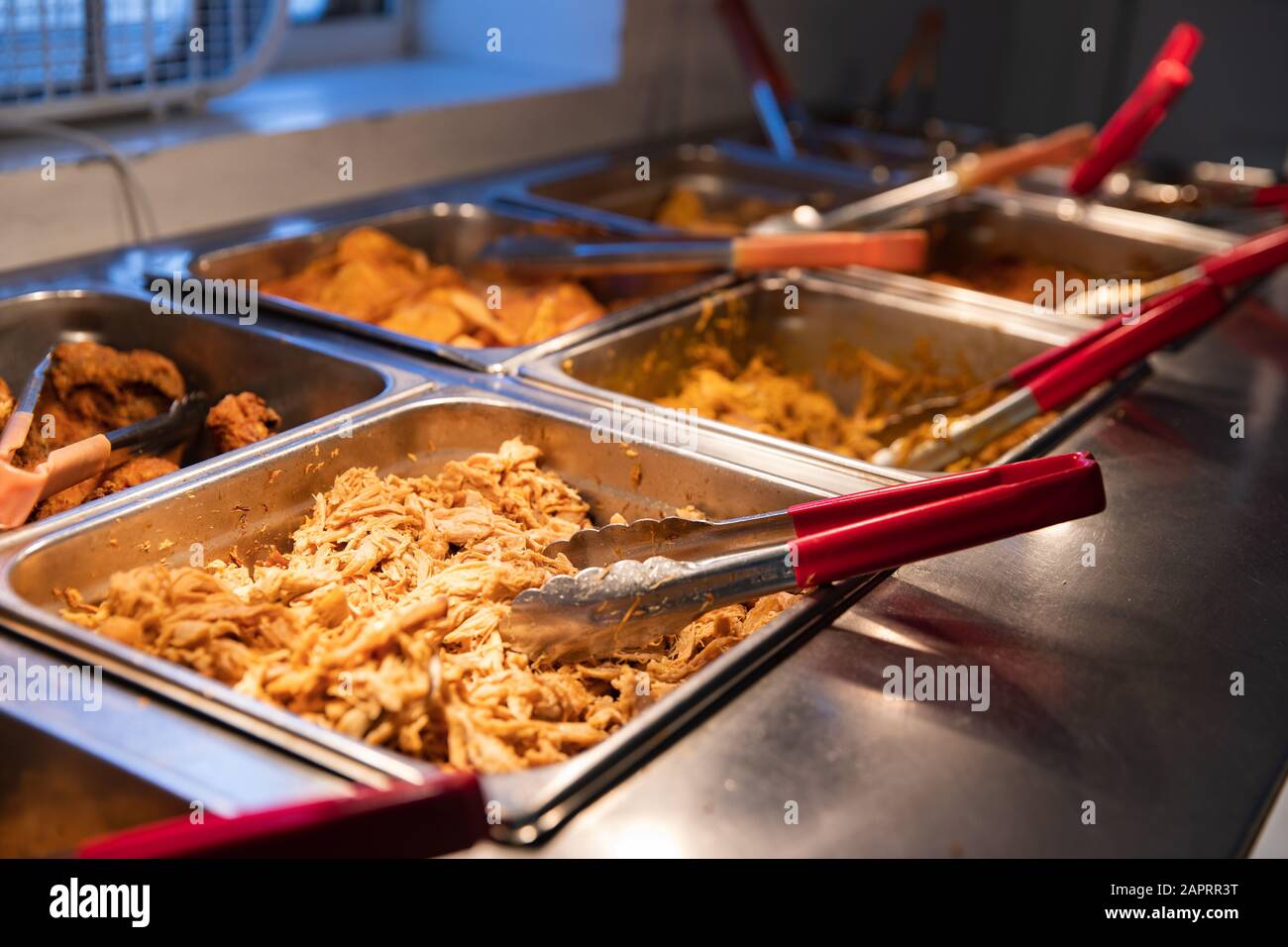 Gegrilltes Schweinefleisch unter anderem am Buffet Stockfoto