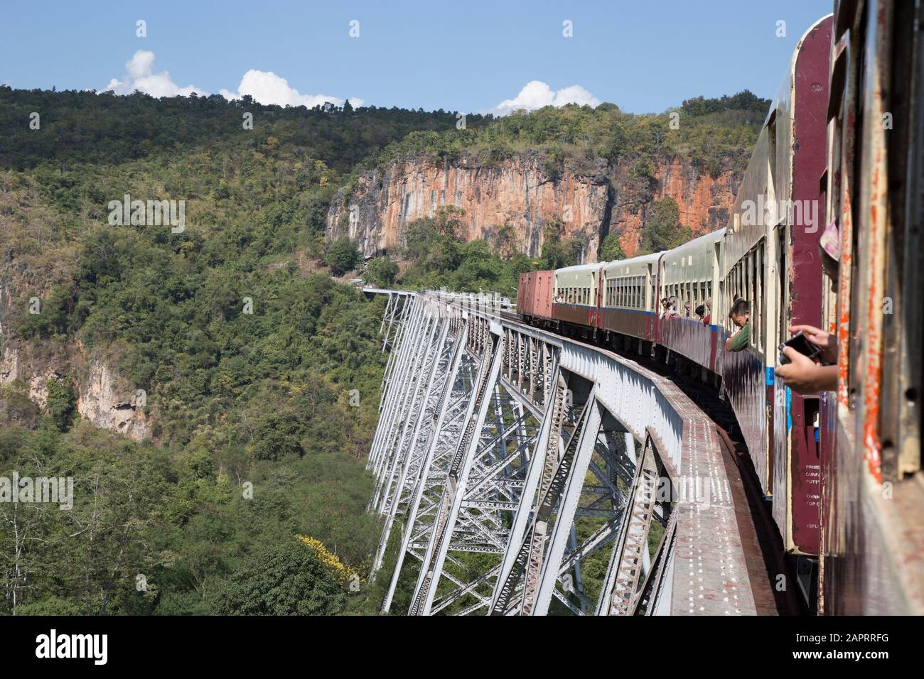 Burmesen auf landschaftlich schönen Zug über die ikonische Gokteik Viadukt Stockfoto