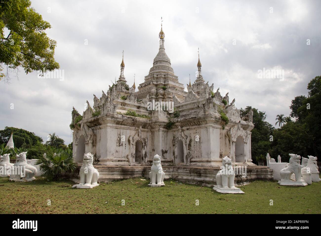 Weißer alter Tempel, umgeben von Löwenstatuen an der birmanischen Pagode Stockfoto