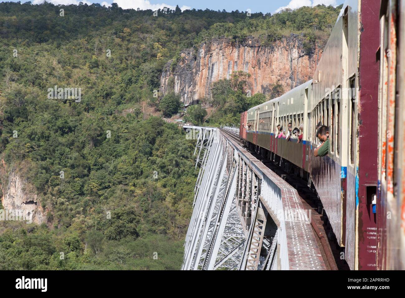 Burmesen auf landschaftlich schönen Zug über die ikonische Gokteik Viadukt Stockfoto