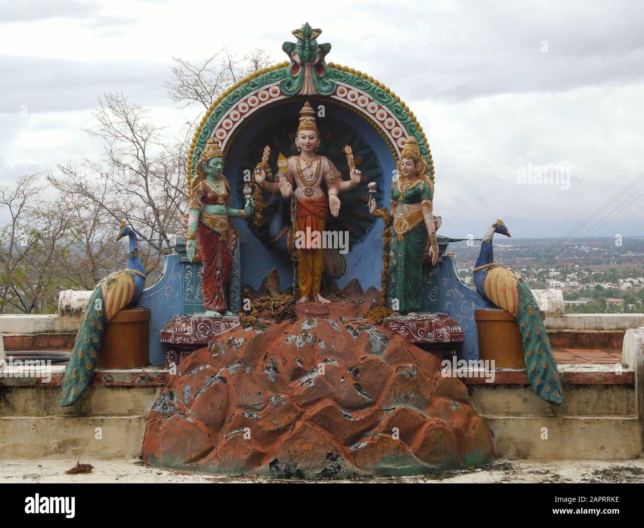 Statue von Murugan, Bruder von Ganesh, mit zwei Ehefrauen und einem Pfauenreitertier, Indien, Tamil Nadu Stockfoto
