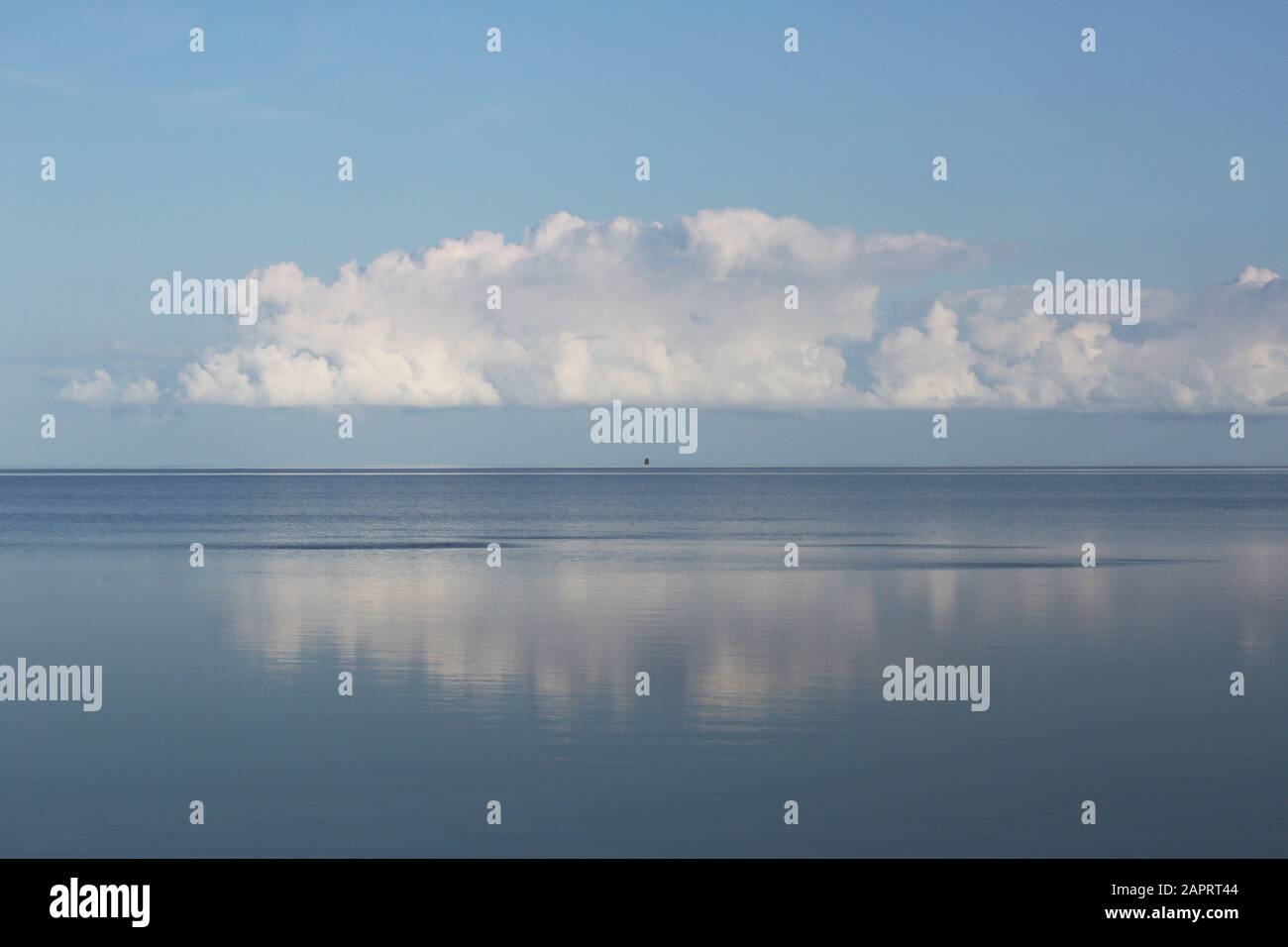 Ruhiger Meeresklang mit tiefen Wolken an EINEM klaren Morgen Stockfoto