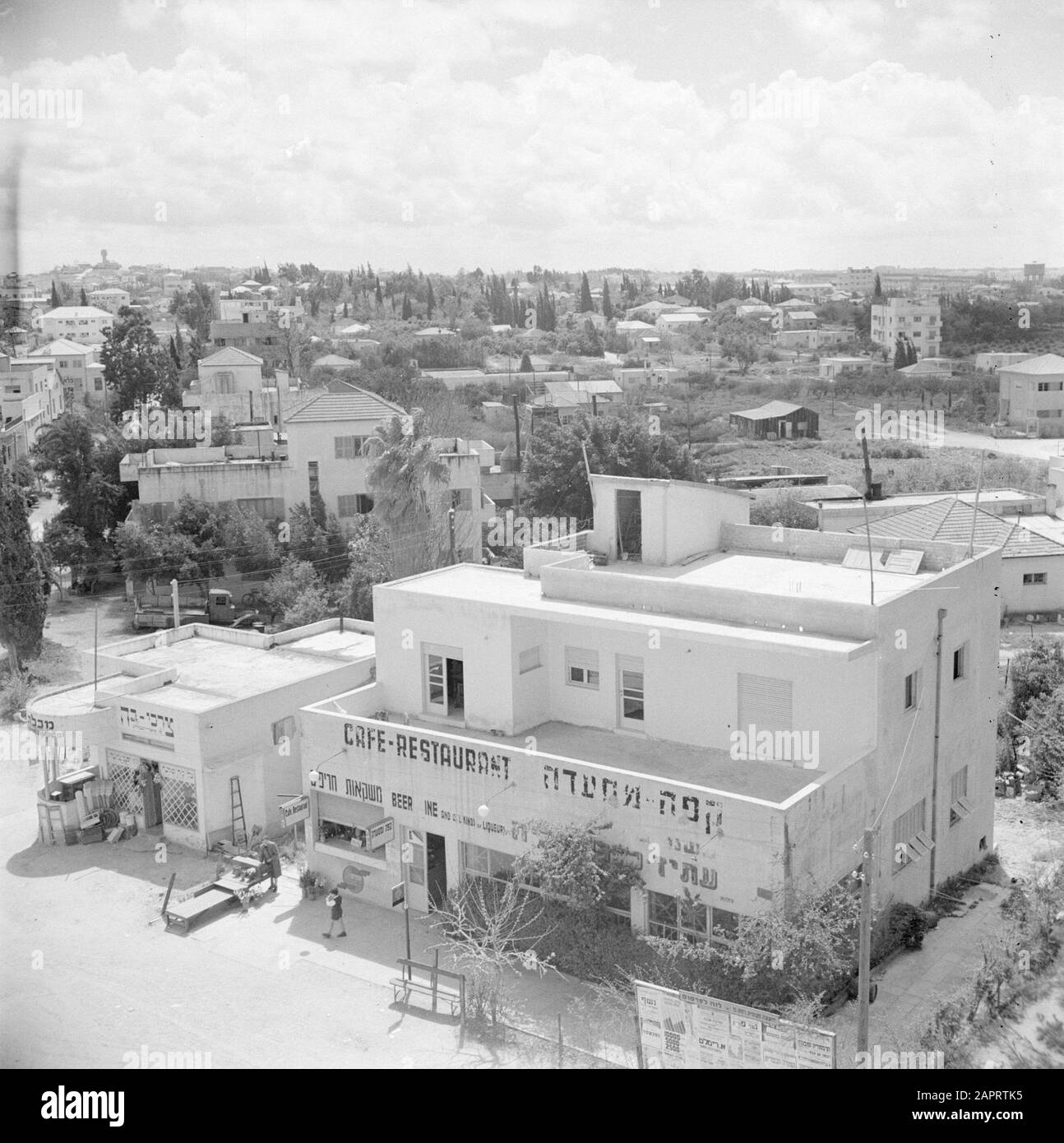 Israel 1948-1949 EIN Café-Restaurant und ein Geschäft mit Haushaltsartikeln in der Nähe der Zitrussaftfabrik Assis auf der Straße von Tel Aviv nach Haifa Datum: 1948 Ort: Haifa, Israel, Tel Aviv Schlüsselwörter: Architektur, Fabriken, Eigentumswohnungen, Verpflegung, Haushaltsgegenstände, Restaurants, Fruchtsäfte, Geschäfte Stockfoto