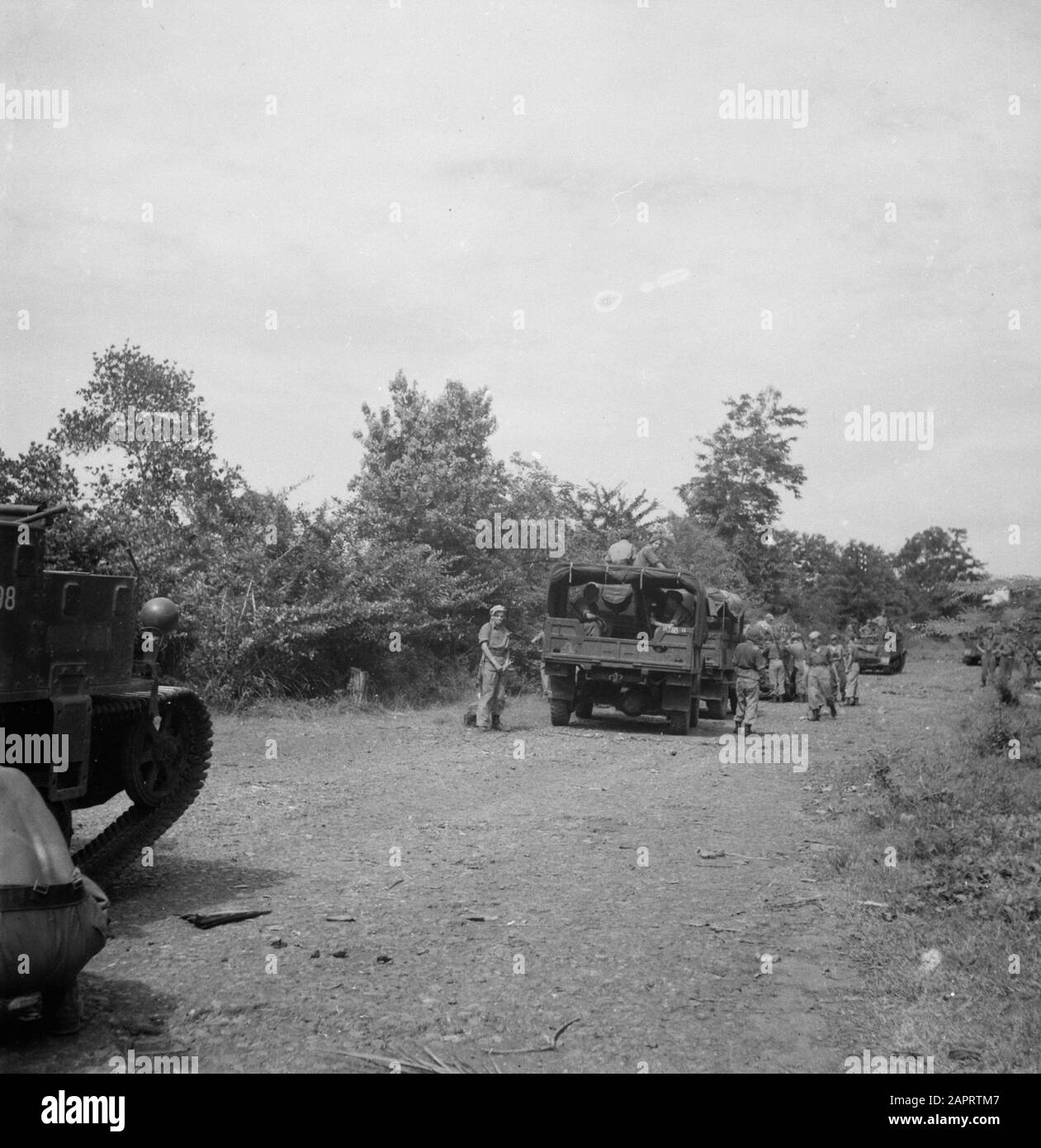 Reinigungsaktion Tangerang 4-11 RI und 4-9 RI A Säule steht noch auf einer Straße Datum: September 1947 Ort: Indonesien, Niederländische Ostindien Stockfoto