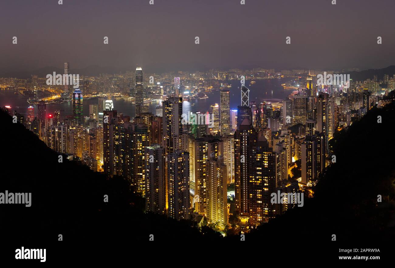 Hongkong Panorama bei Nacht - Blick auf die Skyline der Stadt Hongkong im Dunkeln vom Gipfel; Hongkong Asien Stockfoto
