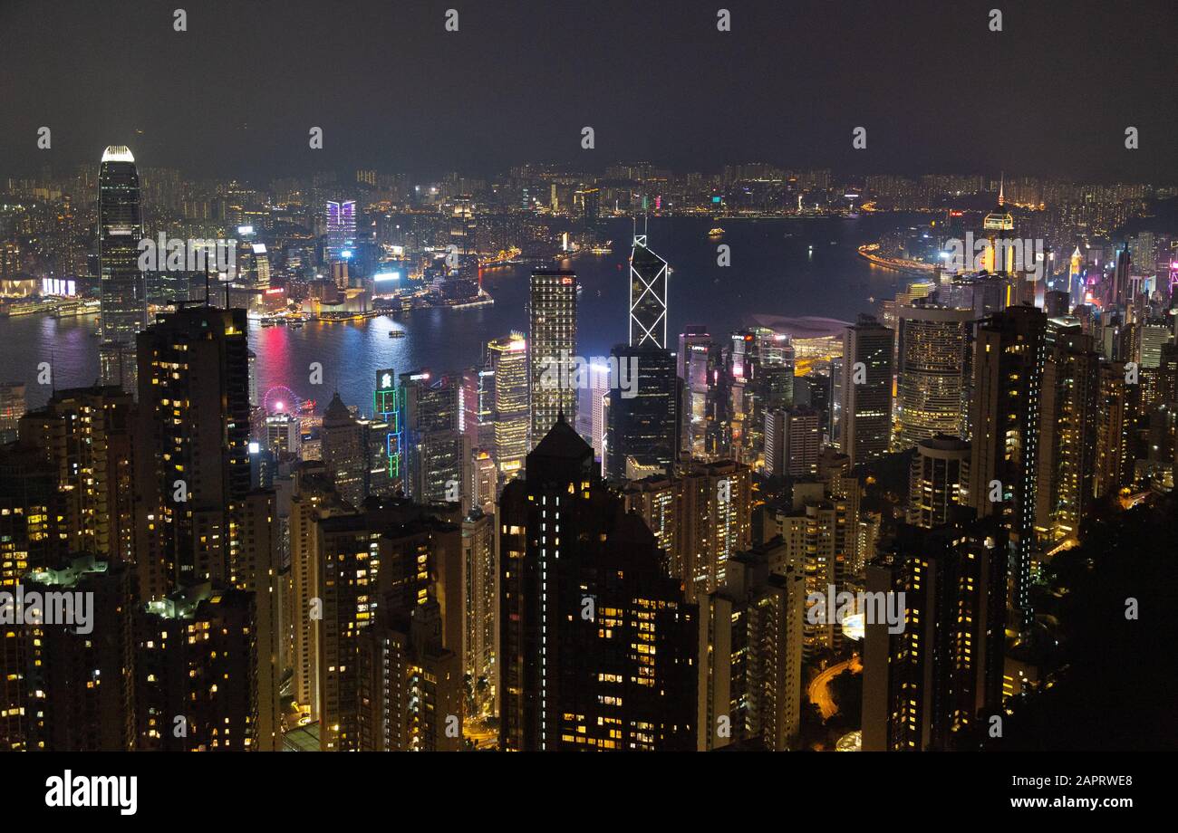 Die Nacht in Hongkong mit Blick auf Wolkenkratzer und die Skyline des Hongkonger Hafengeländes ist nachts vom Aussichtspunkt Peak, Hong Kong Island Hong Kong Asia, aus zu sehen Stockfoto