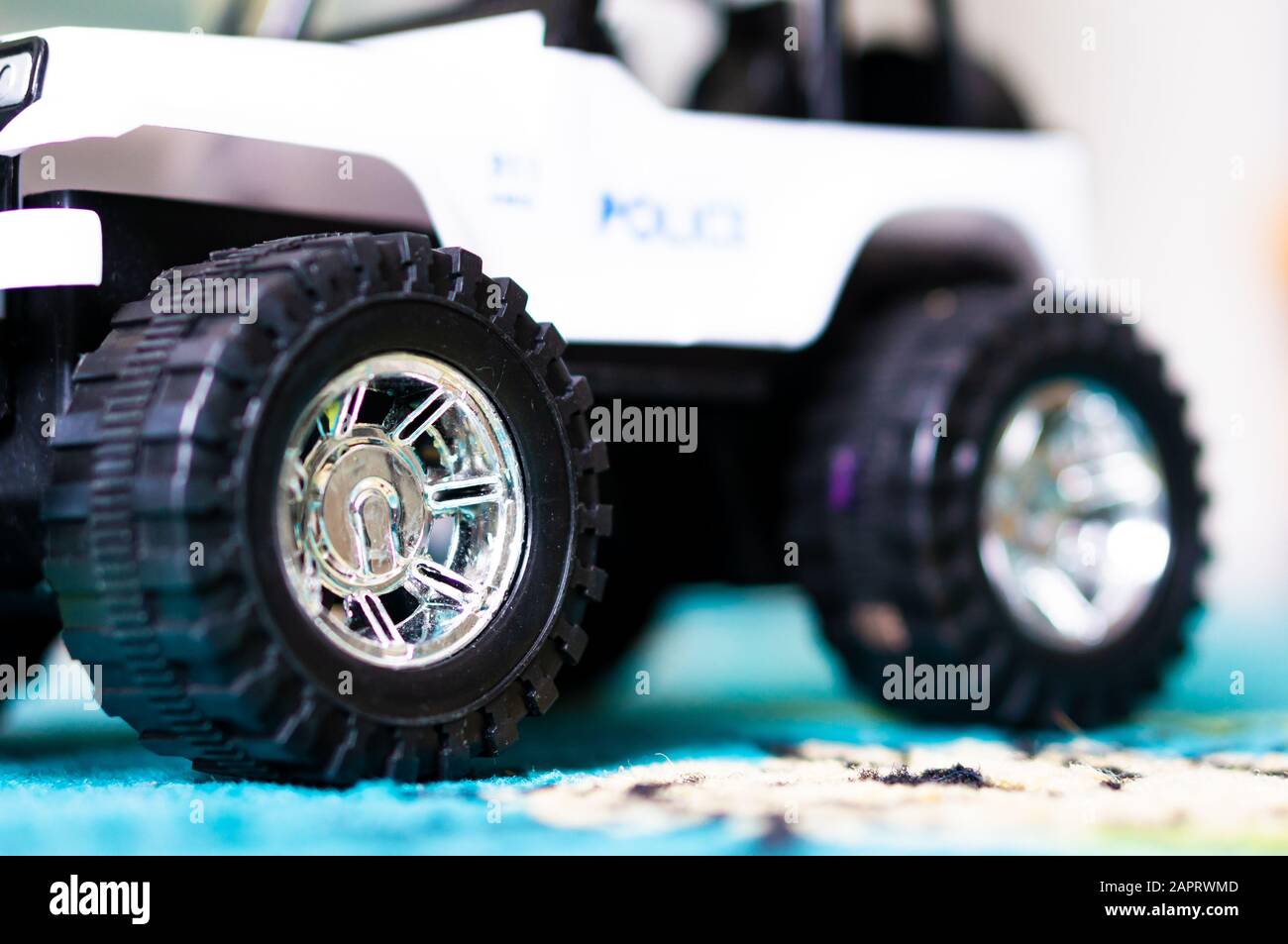 Nahaufnahme der Räder eines Spielzeugautos auf Der Teppich Stockfoto