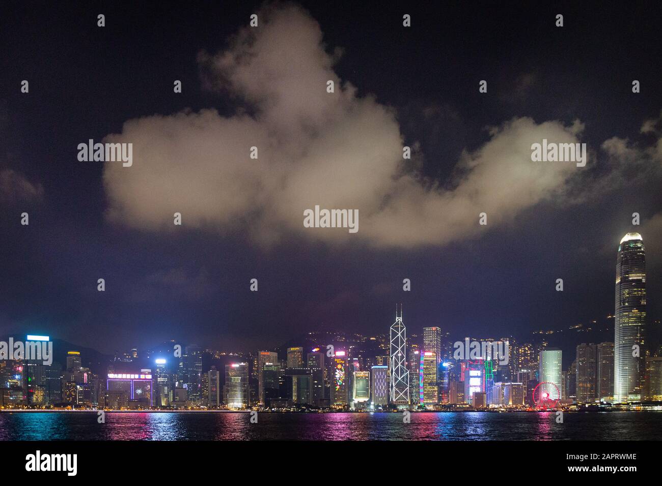 Hongkong Skyline bei Nacht, Blick von Kowloon über den Hafen von Hongkong zu den Wolkenkratzern auf Hong Kong Island, Hongkong Asien Stockfoto