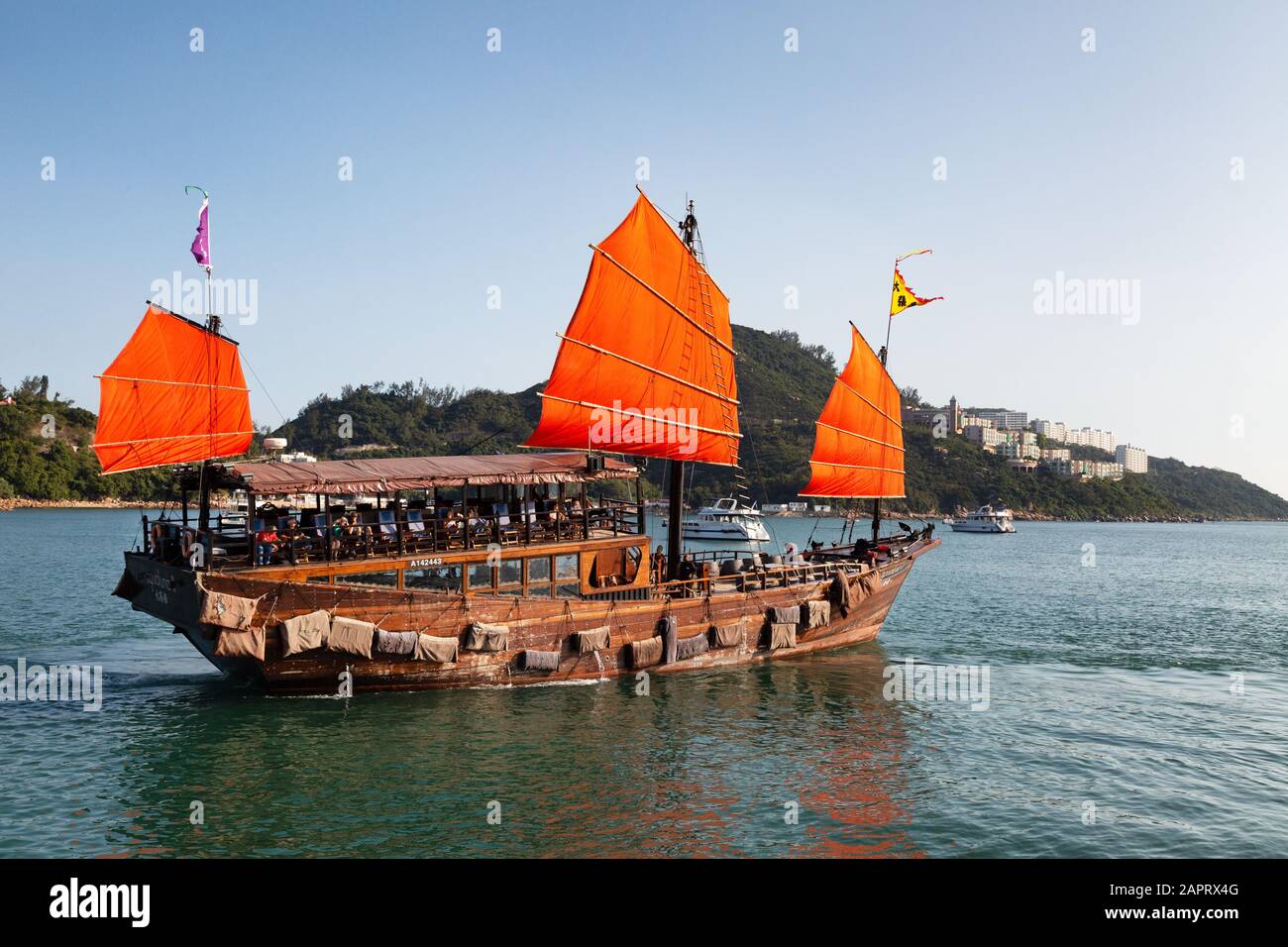 Hong Kong Tourismus - ein Touristenboot, das wie ein traditioneller Trödel aussieht, der von der Stadt Stanley, Hong Kong Island, Hong Kong Asien, abgeht Stockfoto