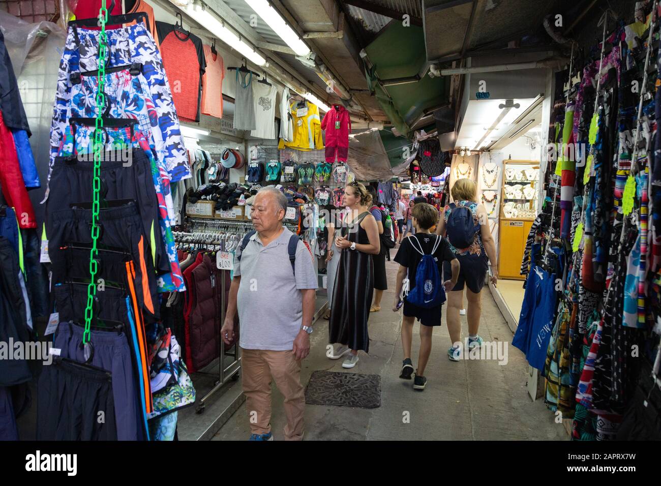 Stanley Hongkong - Menschen, die auf dem Stanley Market in der Stadt Stanley, Hong Kong Island, Hong Kong Asia einkaufen Stockfoto