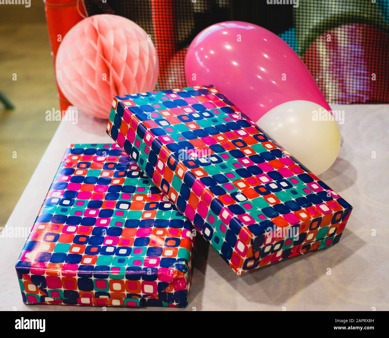 High-Angle-Aufnahme von verpackten Geschenken und Ballons auf der Tabelle Stockfoto