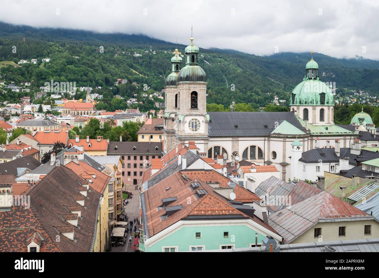 Blick auf den Dom Sankt Jakob in der Altstadt von Innsbruck in der österreichischen Landeshauptstadt Stockfoto