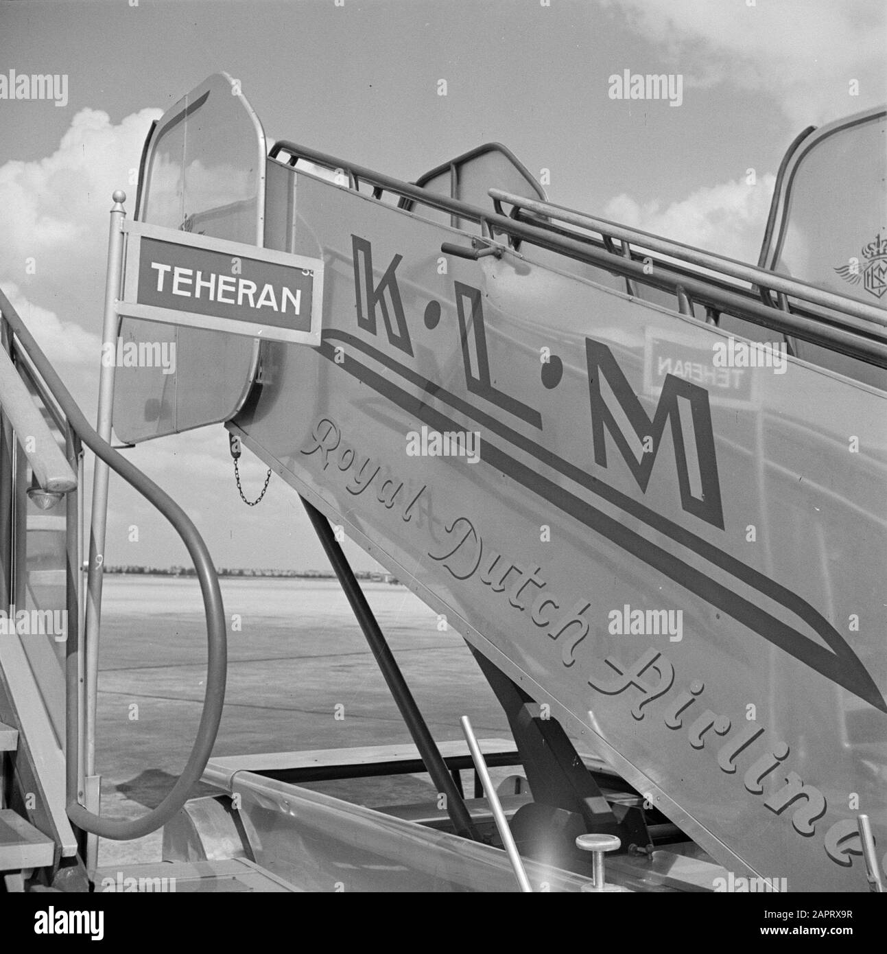 Schiphol und Corporate Identity KLM EINE KLM-Brettertreppe auf dem Einstellbereich für das Flugzeug auf dem Flughafen Schiphol mit dem Flugziel Teheran Datum: August 1951 Standort: Noord-Holland, Oud-Schiphol, Teheran Stichwörter: Flugzeugtreppe, Flughäfen Stockfoto