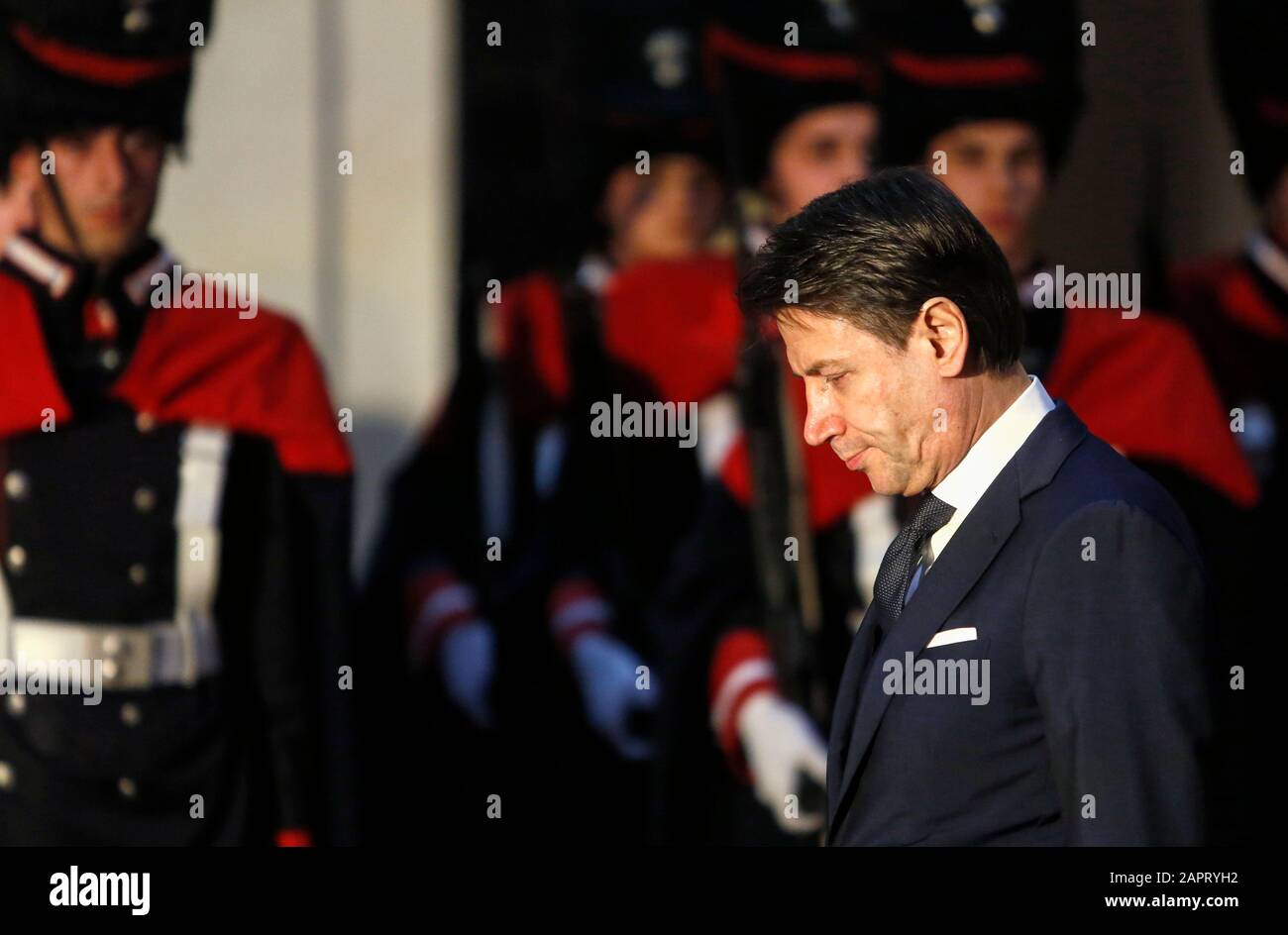 Rom, Italien. Januar 2020. Der italienische Premier Giuseppe Conte trifft ein, um den irakischen Präsidenten im Chigi-Palast willkommen zu heißen. Kredit: Riccardo De Luca Credit: Bilder Aktualisieren/Alamy Live News Stockfoto