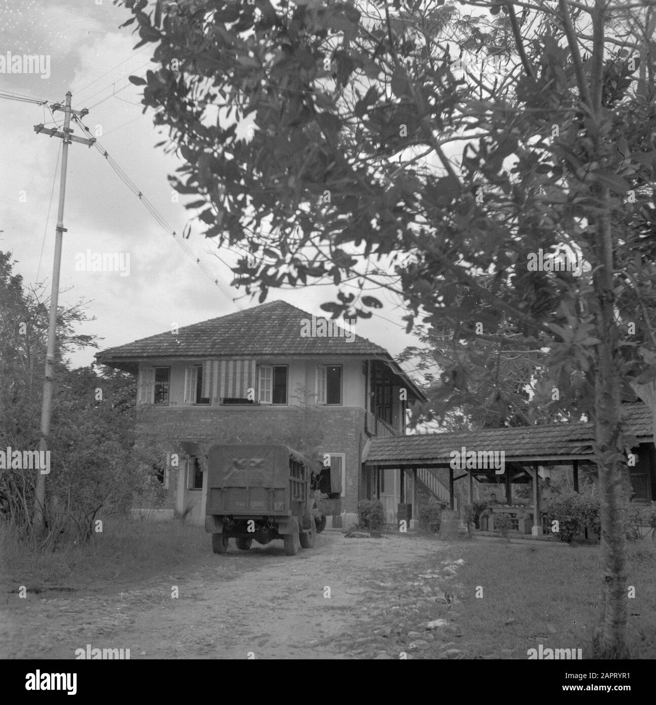 Kriegsfreiwillige in Malakka und Indonesien EIN Militärfahrzeug für ein Baudatum: 1946 Schlüsselwörter: Gebäude, Lastwagen Stockfoto