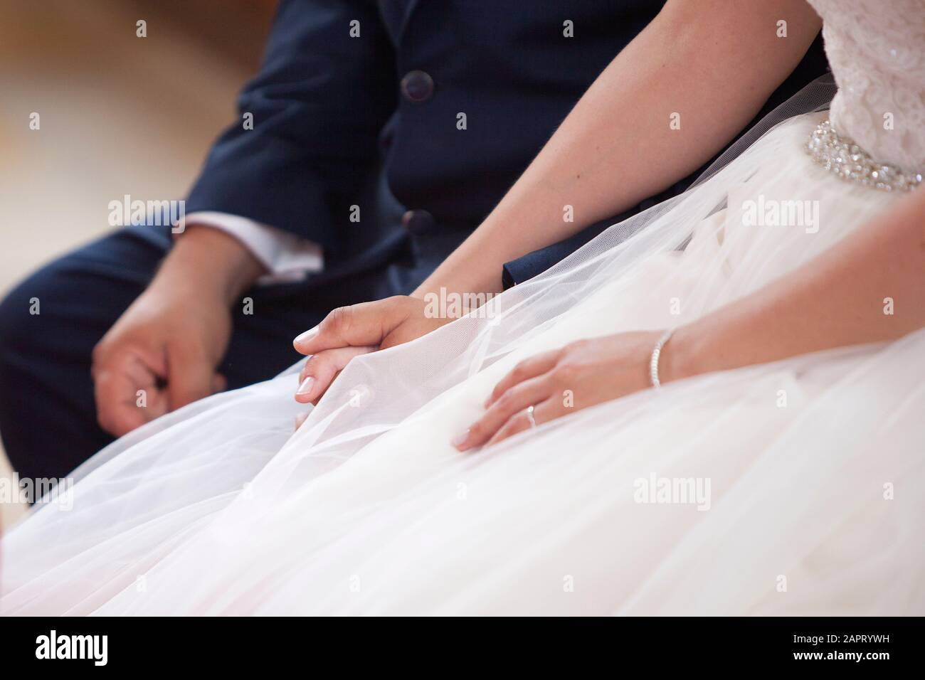 Brautpaar bei der Heirat halten sich gegenseitig, Nahaufnahme der Hände Stockfoto