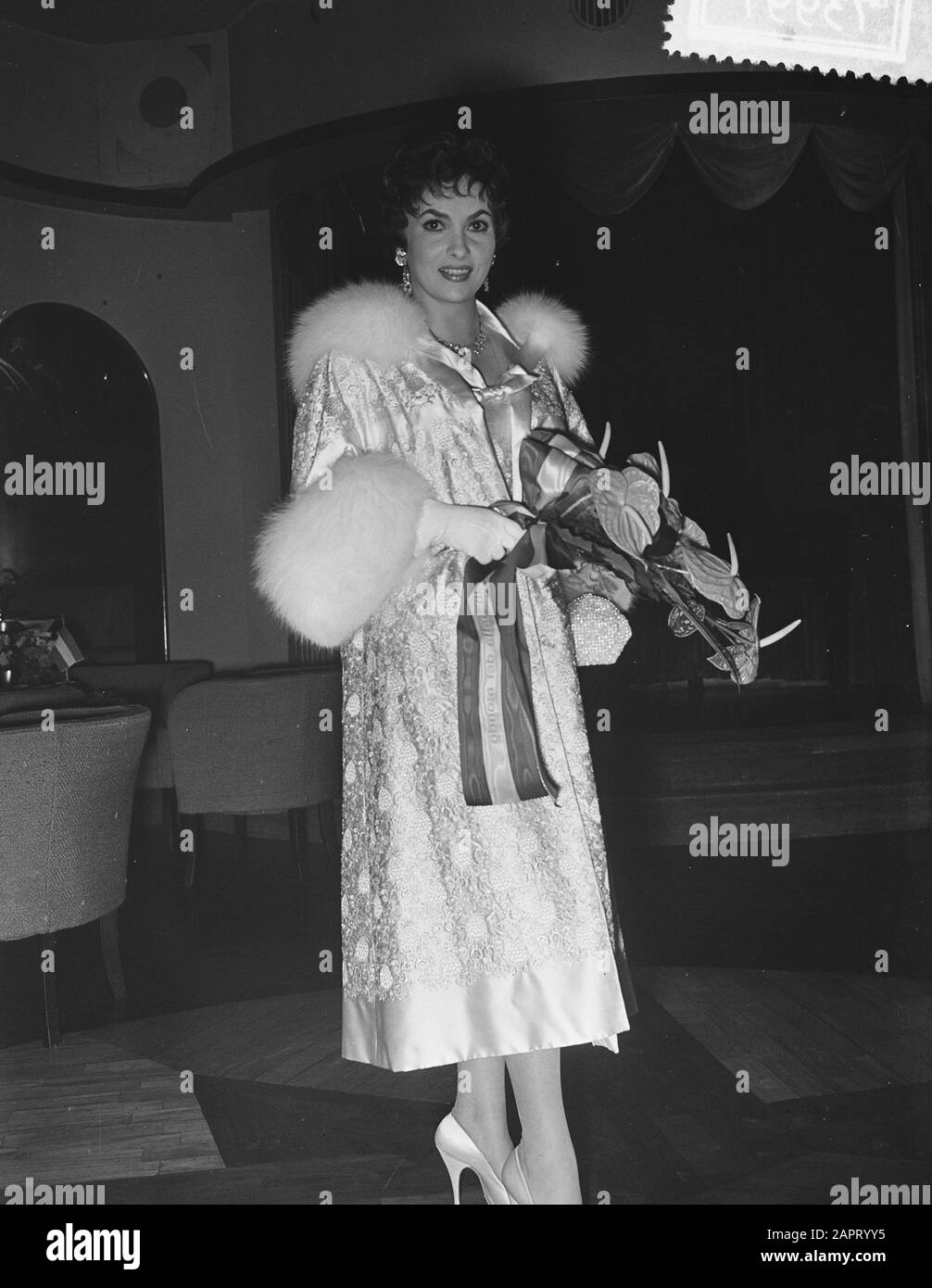 Gina Lolobrigida in Amsterdam, Weltpremiere Datum: 21. Oktober 1955 Ort: Amsterdam, Noord-Holland persönlicher Name: Gina Lolobrigida Stockfoto
