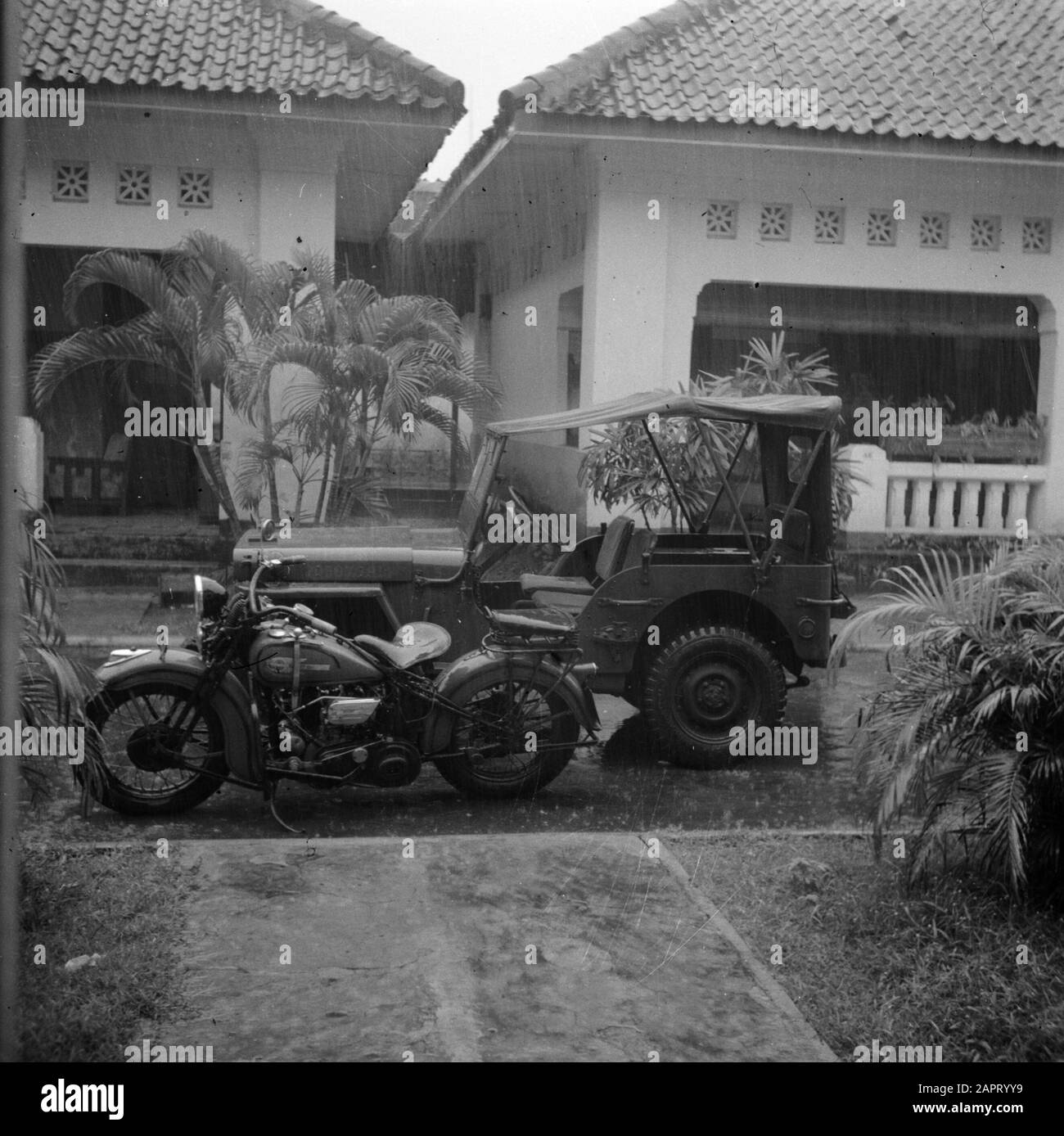 Kriegsfreiwillige in Malakka und Indonesien EIN Motorrad und ein Jeep im Regen Datum: Februar 1946 Ort: Batavia, Indonesien, Jakarta, Niederländische Ostindien Schlüsselwörter: Jeeps, Motorräder Stockfoto