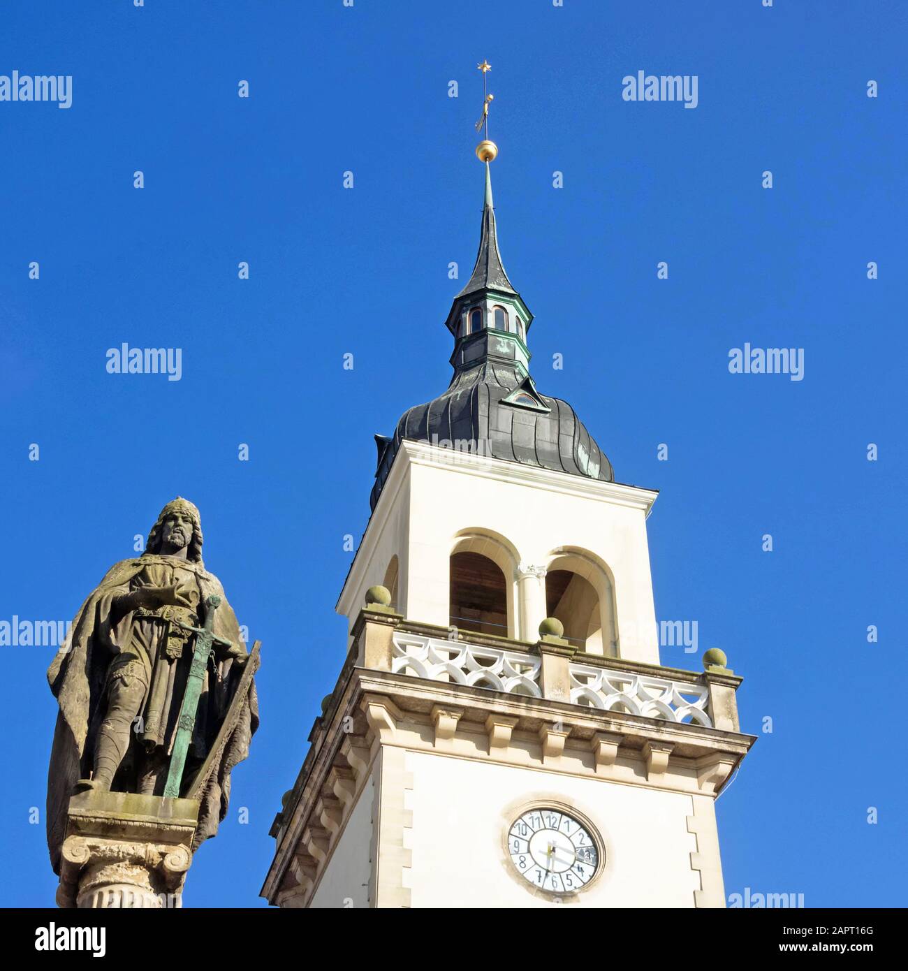 Altstadt von Güstrow: Historische Post und Statue der Brunnen 'Borwinbrunnen', Mecklenburg-Vorpommern, Deutschland Stockfoto