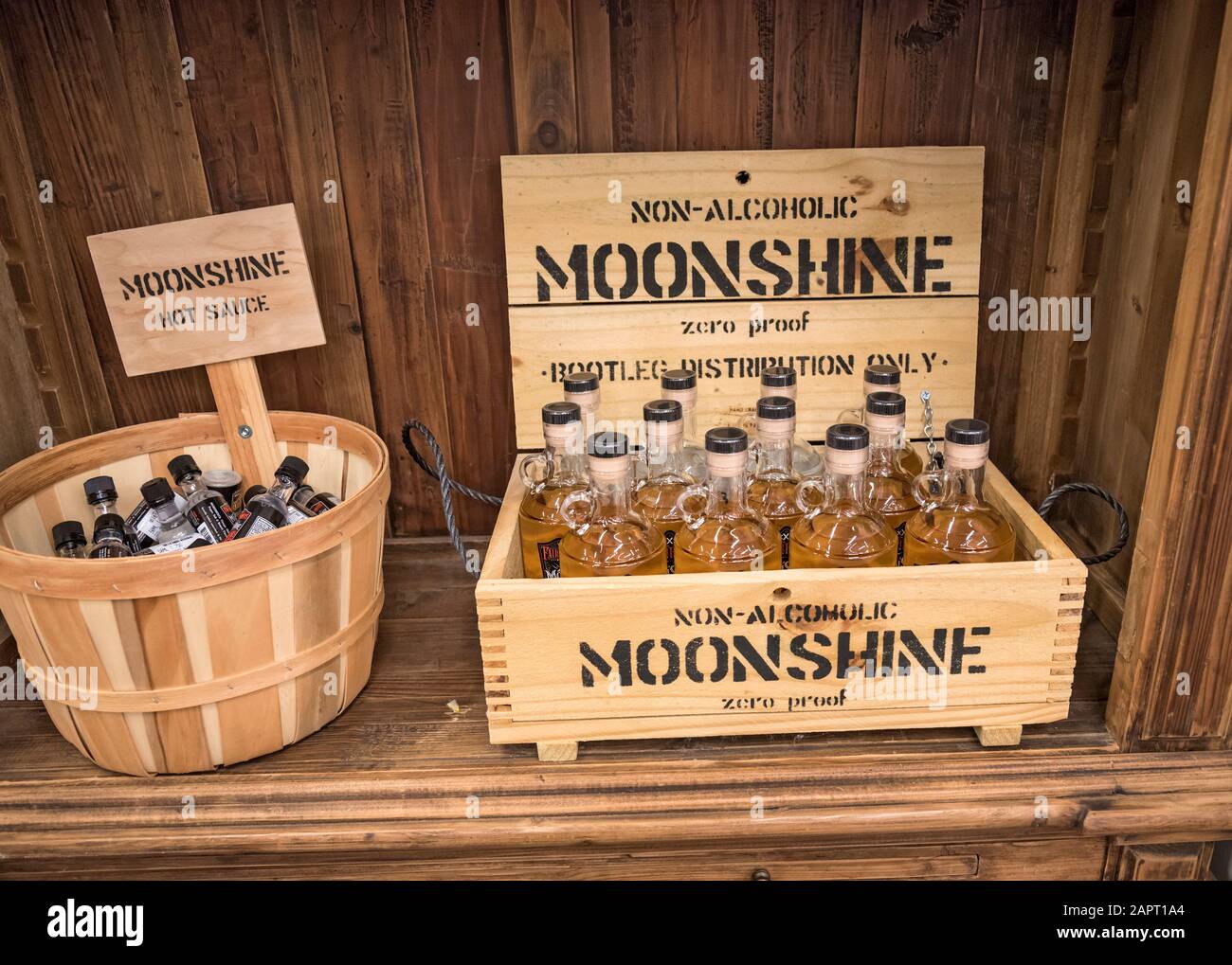 Verkauf von Flaschen alkoholfreien Moonshines in Bass Pro Shops im Freien, Gainesville, Florida. Stockfoto