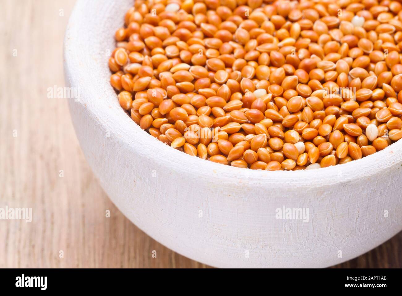 Rote Hirse in der Schüssel auf dem Tisch in der Nähe. Stockfoto