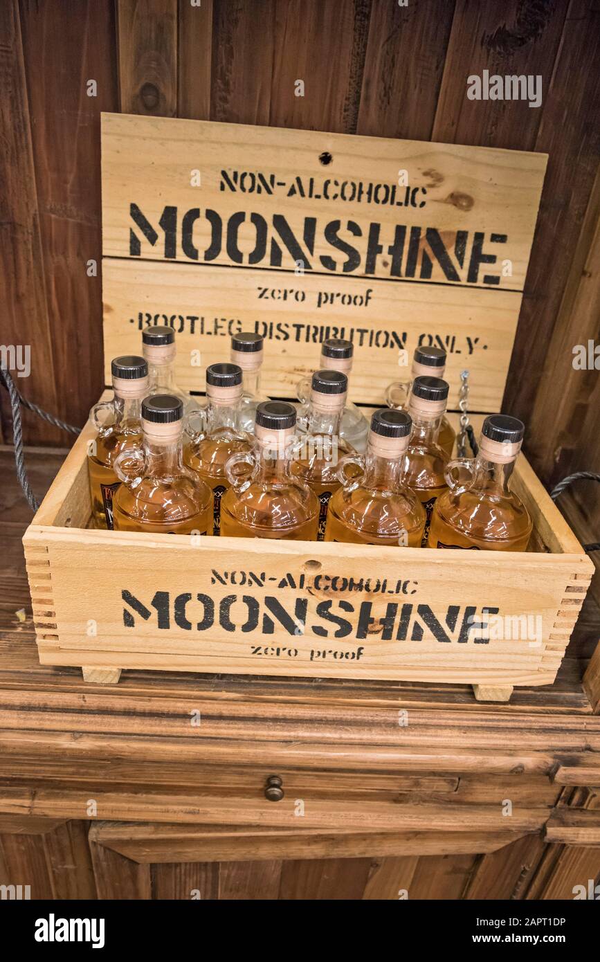 Verkauf von Flaschen alkoholfreien Moonshines in Bass Pro Shops im Freien, Gainesville, Florida. Stockfoto