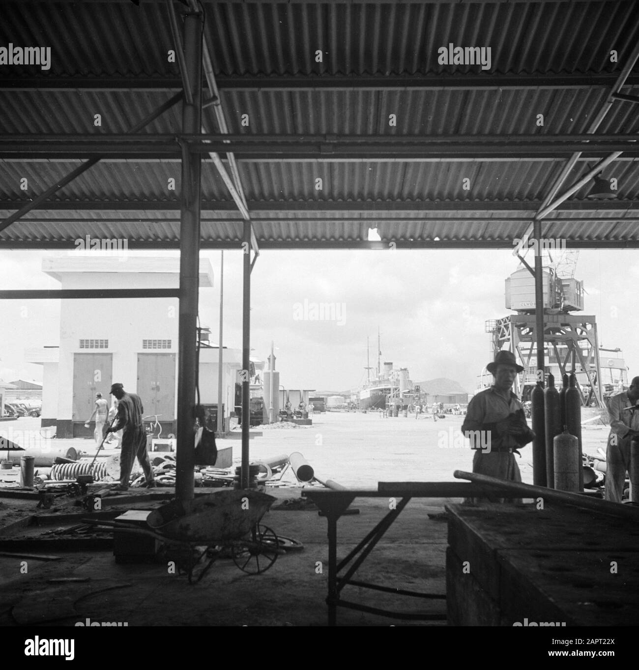Reise nach Suriname und die niederländischen Antillen EIN Workshop im Hafen der Ölraffinerie des CPIM auf der Isla am Curaçao Datum: 1947 Ort: Curaçao Schlüsselwörter: Arbeiter, Häfen, Raffinerien Institutionenname: CPIM Stockfoto