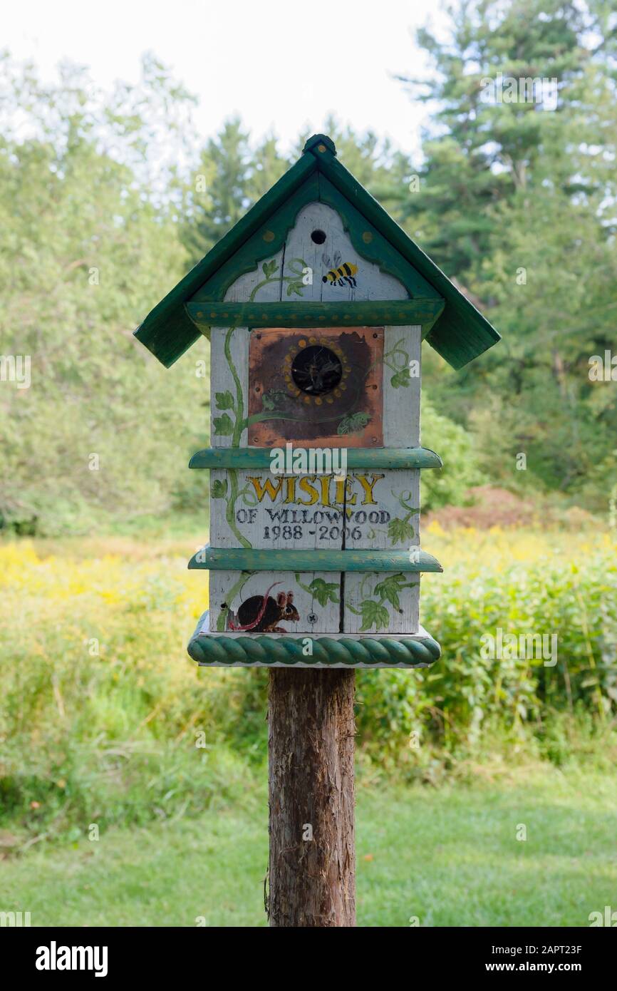 Hübsches Vogelhaus aus Holz im botanischen Garten und Arboretum der Willowwood Farm in New Jersey USA Stockfoto