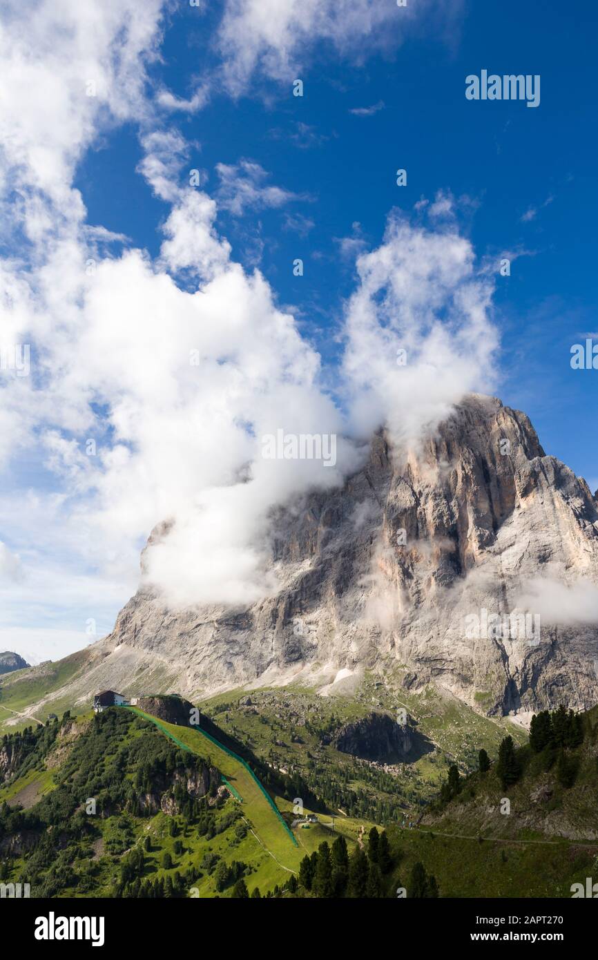 Die Bergfelsenformation Sassolungo/Langkofel in Gröden, in den Dolden/Dolmiti, Italien. Stockfoto