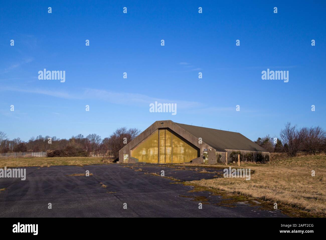 Verlassene alte Militärhangar Stockfoto