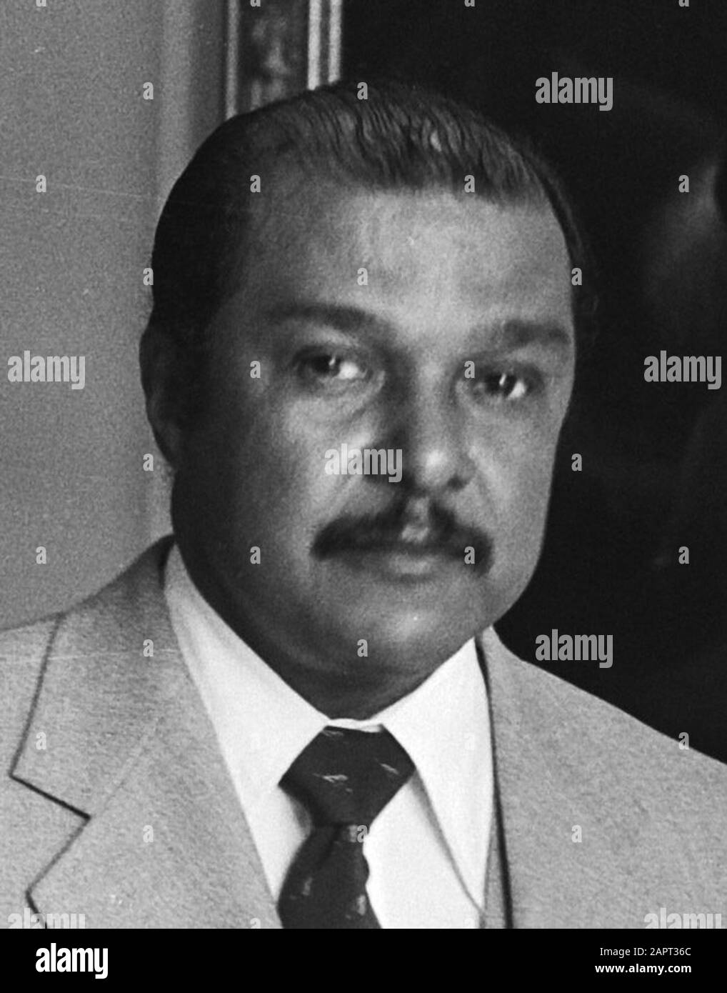 HM erhält vom Plenum Minister Ned. Antillen Maduro Gold- und Silbermünze tgv 150-jähriges Jubiläum der Bank der niederländischen Antillen Datum: 25. april 1978 Ort: Niederländische Antillen Schlüsselwörter: Queens, Minister, Münzen, Belege persönlicher Name: Maduro, Eldred G. Stockfoto