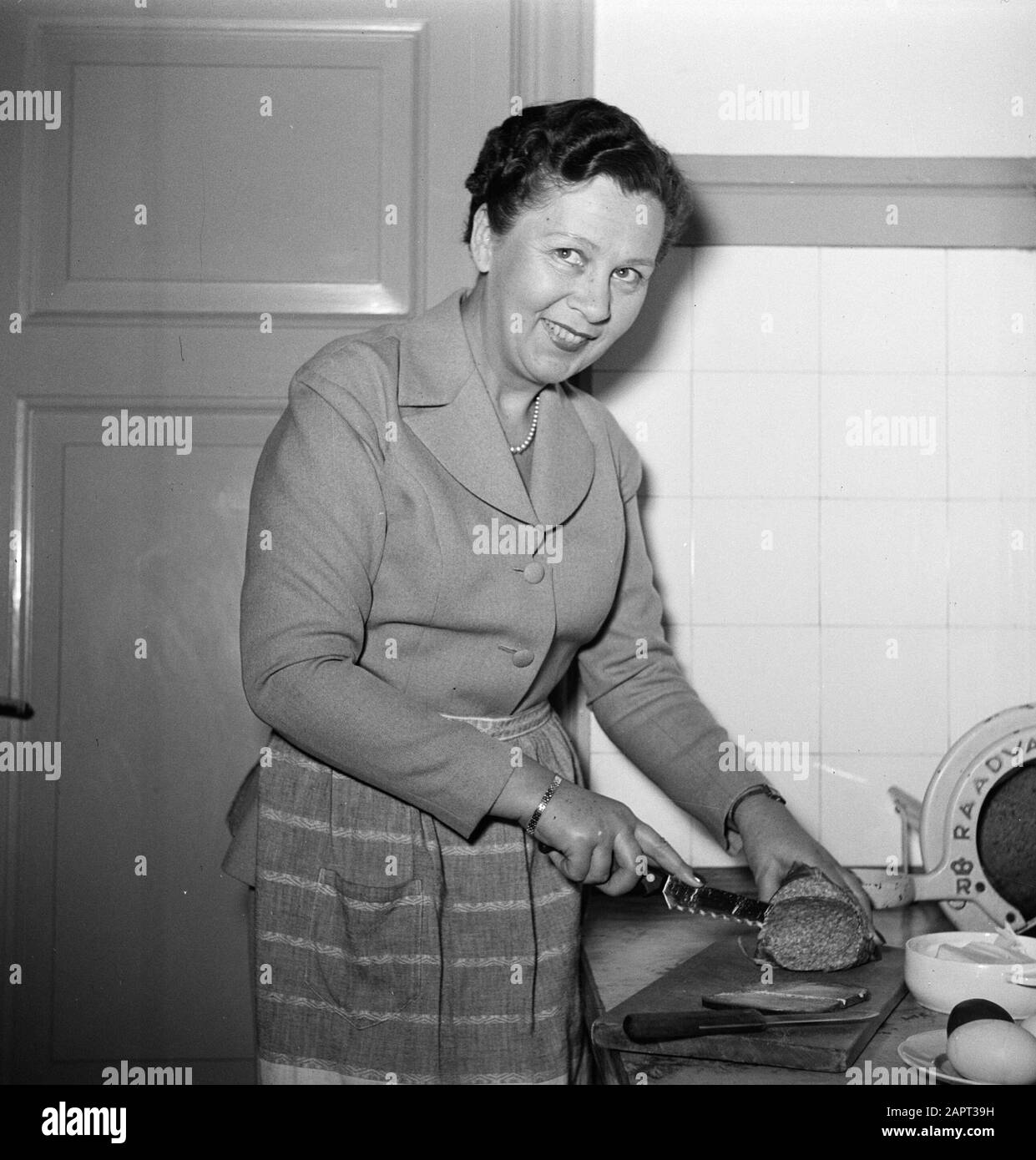 Ella Hedtoft bereitet in der Küche eine Brot-Mahlzeit zu; Stockfoto