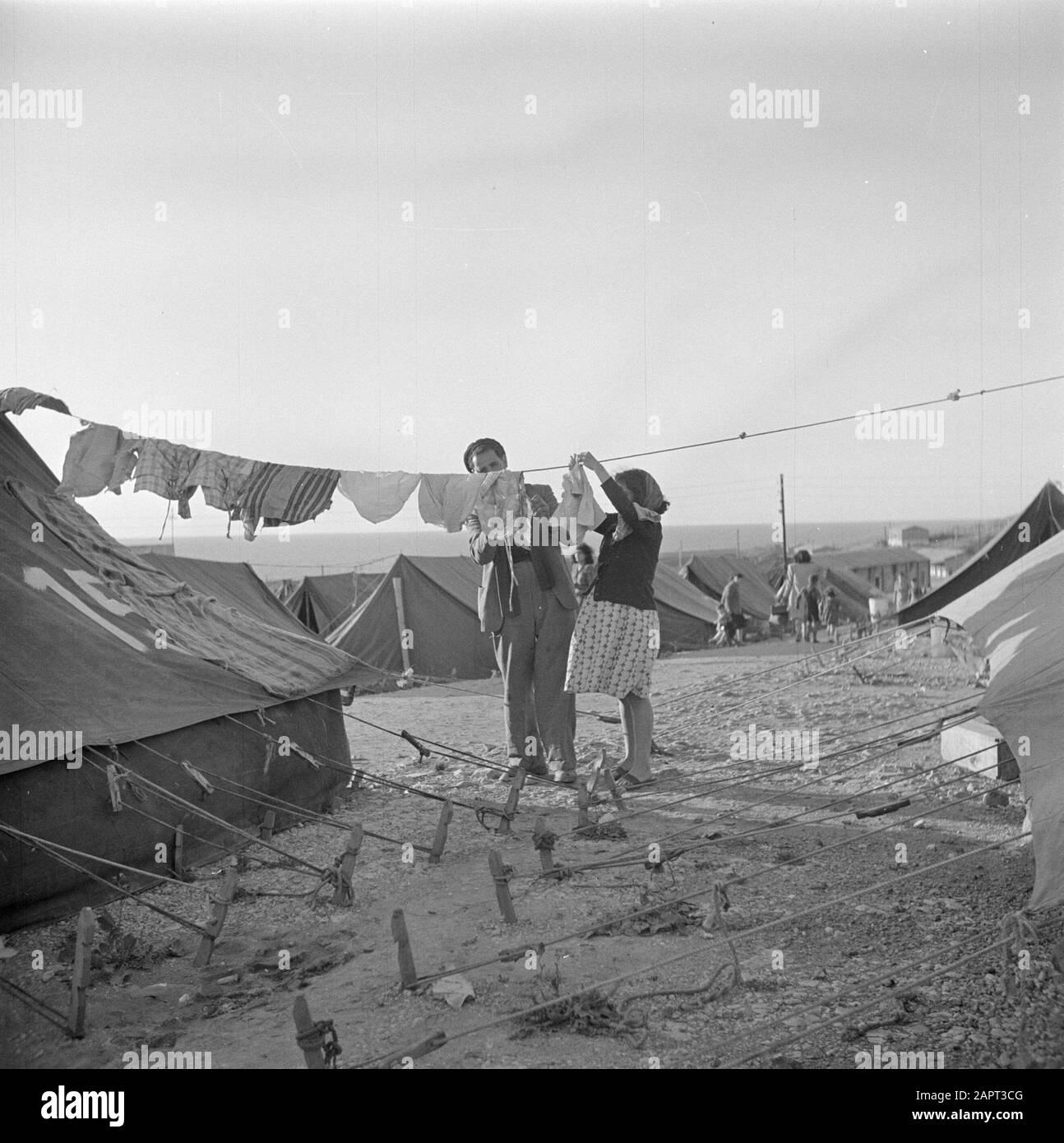 Israel 1948-1949 Auswanderer (Öl) im Durchgangslager St. Lucas in Haifa in ihren Zelten mit Wäsche auf der Linie Datum: 1948 Ort: Haifa, Israel Schlagwörter: Emigranten, Hygiene, Lager, Zelte, Wäschereieinrichtung Name: Saint Lucas Stockfoto