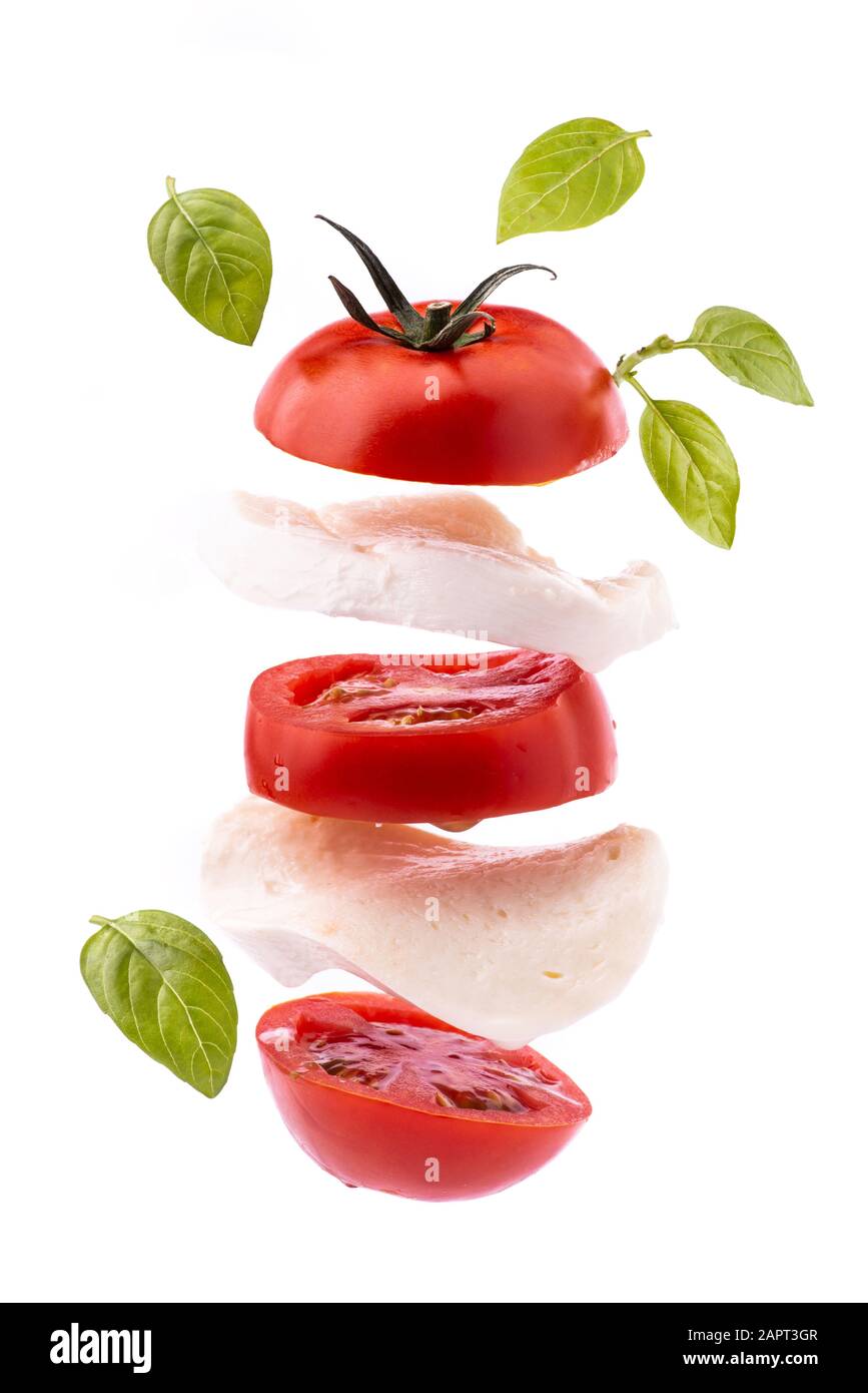 Saftiger Caprese Salat mit Mozzarella, Tomaten und frischen Basilikumblättern Stockfoto