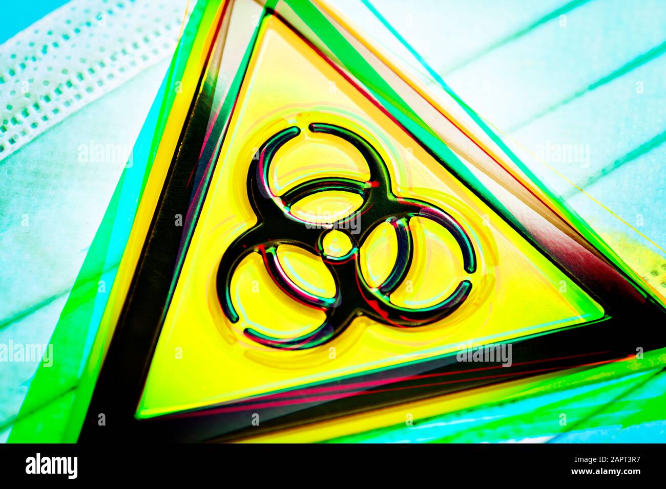 Schild mit biologischer Gefährdung auf Gesichtsmaske, Ausbruch von Coronavirus Stockfoto