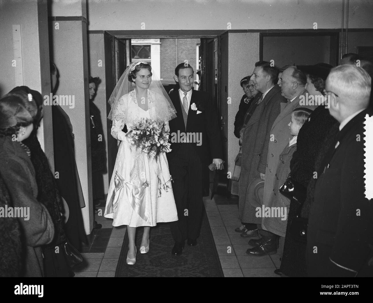 Ehe Fenny ten Broek (Tennis) mit mr. J.F. A. de Soet Datum: 3. März 1956 Schlüsselwörter: Ehen, TENNIS persönlicher Name: Fenny Ten Broek, Soet, J.F.A. de Stockfoto