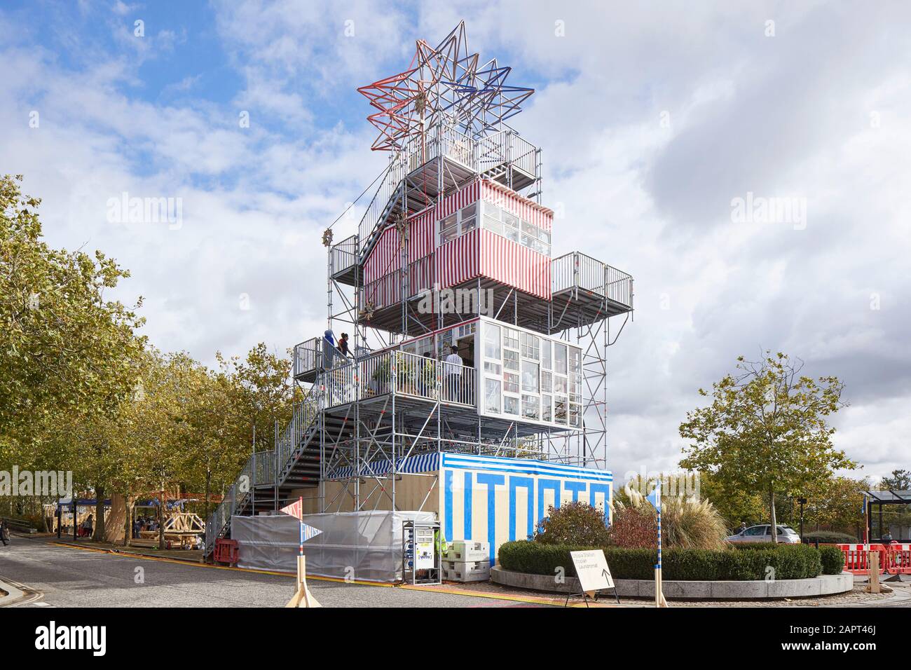Utopia Station Tower am Midsummer Boulevard. Festival of Creative Urban Living, Milton Keynes, Großbritannien. Architekt: Raumlabourberlin, 2019. Stockfoto