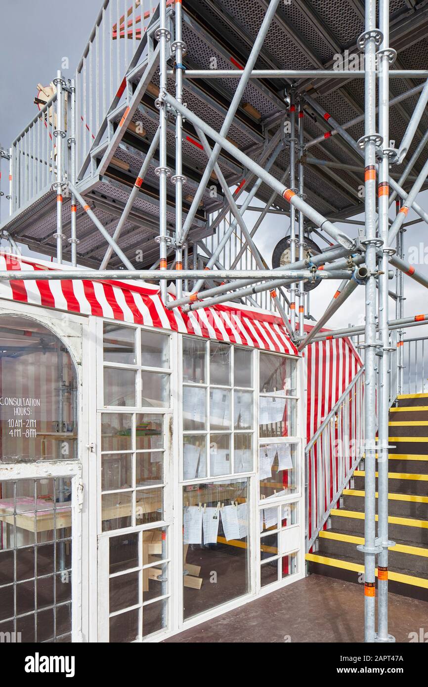 Treppenhaus des Utopia Station-Turms. Festival of Creative Urban Living, Milton Keynes, Großbritannien. Architekt: Raumlabourberlin, 2019. Stockfoto