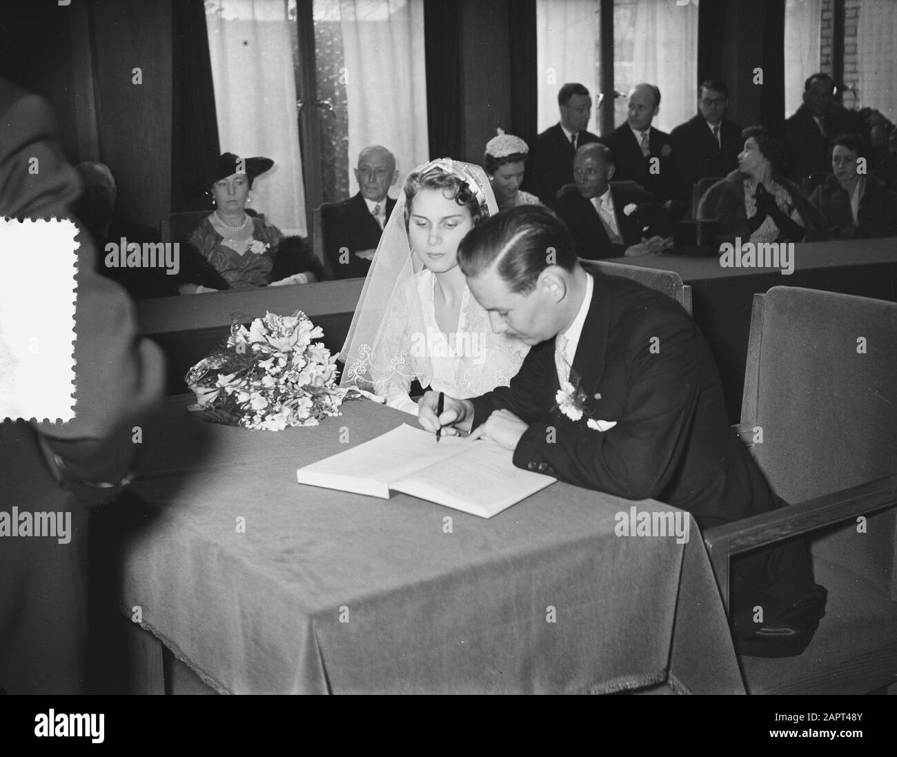 Ehe Fenny ten Broek (Tennis) mit mr. J.F. A. de Soet Datum: 3. März 1956 Schlüsselwörter: Ehen, TENNIS persönlicher Name: Fenny Ten Broek, Soet, J.F.A. de Stockfoto