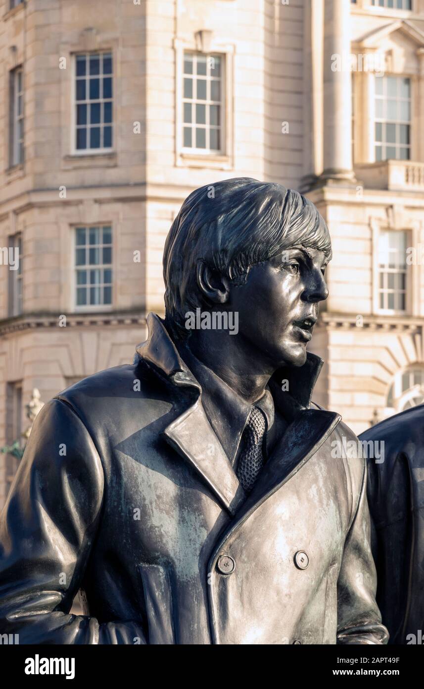Paul McCartney Bronzestatue am Pier Head in Liverpool Stockfoto